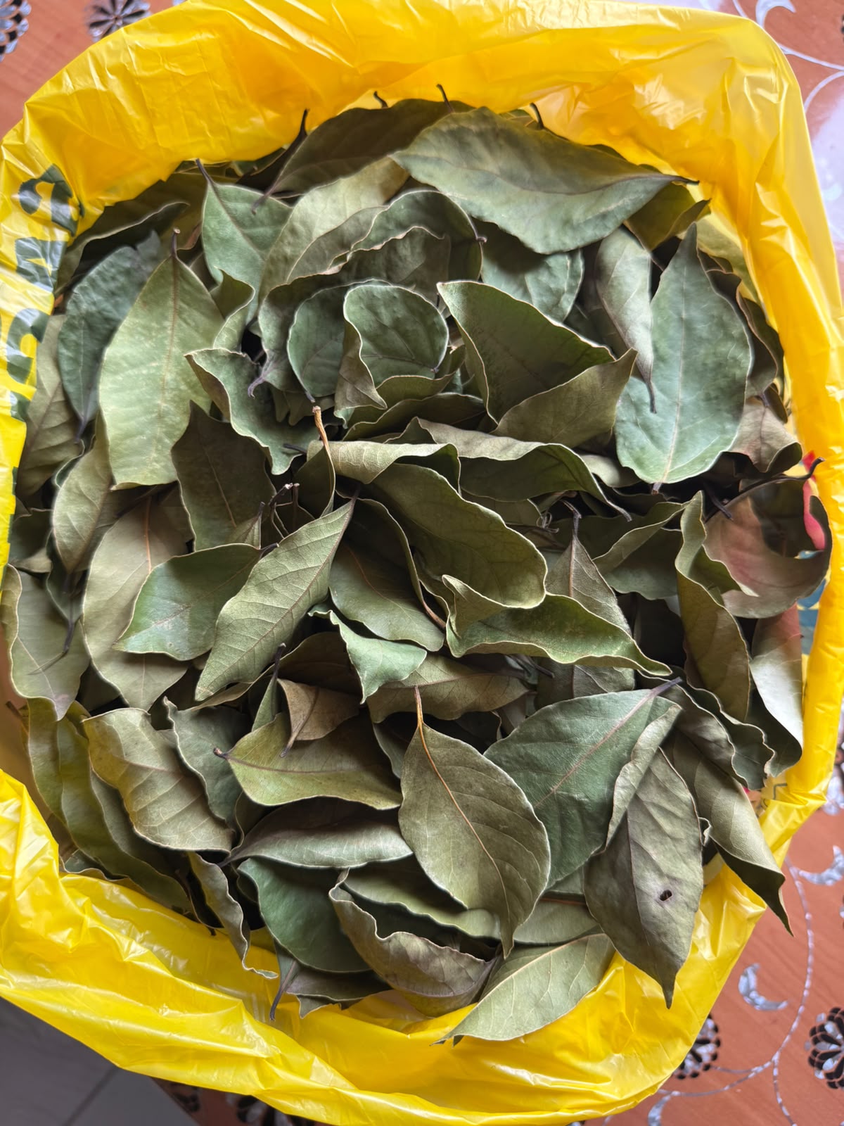 Dried bay leaves